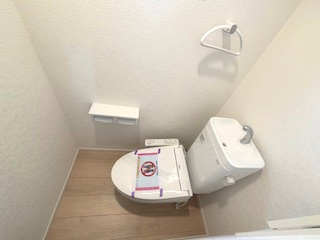 【トイレ】 | 東広島市西条町寺家（寺家駅）全6区画　NO1【角地】 | シンプルなデザインはお掃除やしやすく衛生的。温水洗浄便座付き　トイレ×２