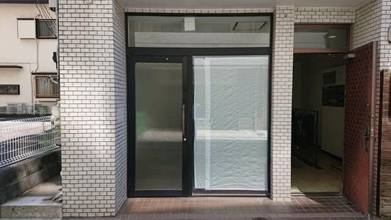 沢田ビルの玄関