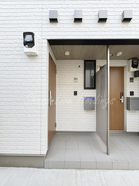 大和市上和田のアパートのエントランス