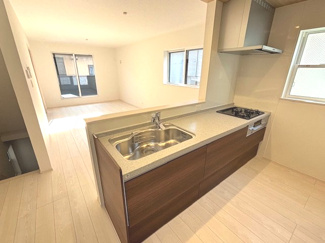 【居間・リビング】 | 南区宇品神田４（宇品神田3丁目電停）全2区画　NO1【外構込み】 | 17帖リビング☆対面式のキッチンでリビングが見渡せるので、お子様やご家族の様子が見えて安心です♪