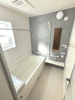 【浴室】 | 南区宇品神田４（宇品神田3丁目電停）全2区画　NO1【外構込み】 | ゆったりした浴槽は、足を伸ばしてゆったり湯船につかることができます。
浴室換気乾燥機付きで雨や夜のお洗濯にも大活躍♪