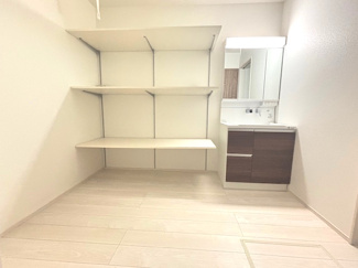 【独立洗面台】 | 南区宇品神田４（宇品神田3丁目電停）全2区画　NO1【外構込み】 | 洗面台はメイクもドライヤーも余裕のスペースです☆