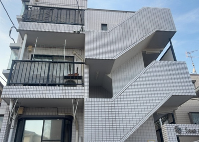 【庭】 | フレンドポート淵野辺Ⅰ | 物件によっては、入居者が個人的に使用できる専用庭がついているものもあります。また、住宅の中にある土間の部分を庭と呼ぶこともあります。庭の用途は住む人によって変わり、それによってデザインもさまざまです。