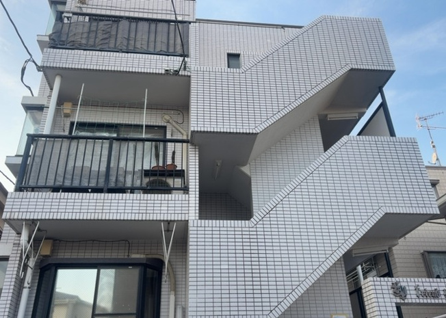 【庭】 | フレンドポート淵野辺Ⅰ | 物件によっては、入居者が個人的に使用できる専用庭がついているものもあります。また、住宅の中にある土間の部分を庭と呼ぶこともあります。庭の用途は住む人によって変わり、それによってデザインもさまざまです。