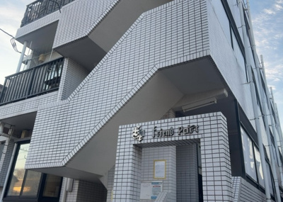 【中庭】 | フレンドポート淵野辺Ⅰ | 中庭（パティオ）とは、一つの建築物の内部に設けられた、壁などで囲われている庭のことを指します。コの字型、ロの字型が主流ですが、L字型の中庭もあります。最近では、インテリア性の高さからも人気があります。