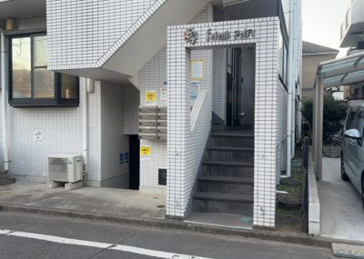 【エントランス】 | フレンドポート淵野辺Ⅰ | マンションのエントランスには、もともと風よけや防犯の役割がありますが、マンションによって宅配ボックスなどの設備が備わっている所もあります。日々の生活をイメージしながら生活しやすさをチェックしましょう。