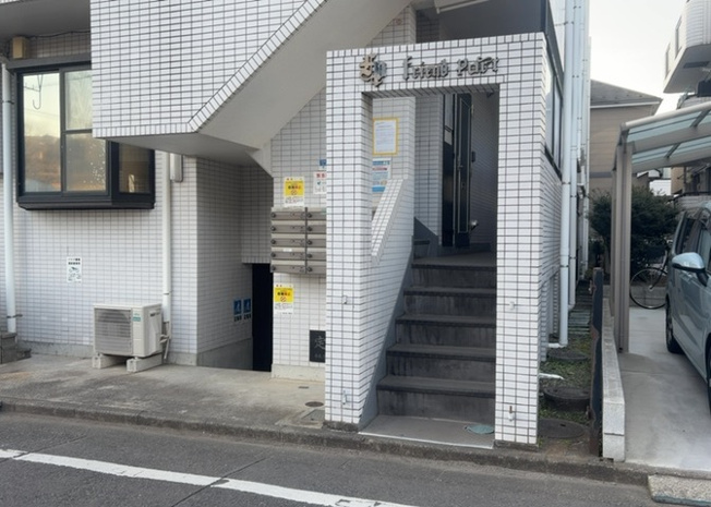 【エントランス】 | フレンドポート淵野辺Ⅰ | マンションのエントランスには、もともと風よけや防犯の役割がありますが、マンションによって宅配ボックスなどの設備が備わっている所もあります。日々の生活をイメージしながら生活しやすさをチェックしましょう。