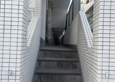 【ロビー】 | フレンドポート淵野辺Ⅰ | ラウンジは、マンションの共用スペースに椅子やテーブルなどを配置した利用者が寛げる空間です。屋内型ラウンジと屋外型ラウンジがあります。共用部分の管理状況と合わせて、詳細については現地でご確認ください。