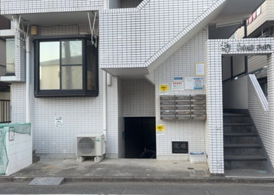 【受付】 | フレンドポート淵野辺Ⅰ | 受付はマンションコンシェルジュがいる場合もあれば、管理人が滞在する小部屋を総称して呼ぶことがあります。主にエントランスに設置されていることから、防犯面でも期待ができます。防犯設備がない場合はより安心！