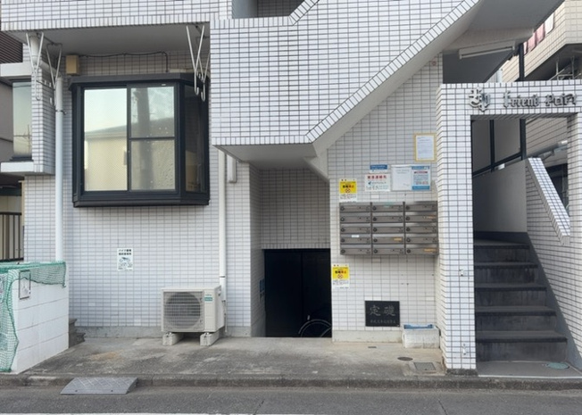 【受付】 | フレンドポート淵野辺Ⅰ | 受付はマンションコンシェルジュがいる場合もあれば、管理人が滞在する小部屋を総称して呼ぶことがあります。主にエントランスに設置されていることから、防犯面でも期待ができます。防犯設備がない場合はより安心！