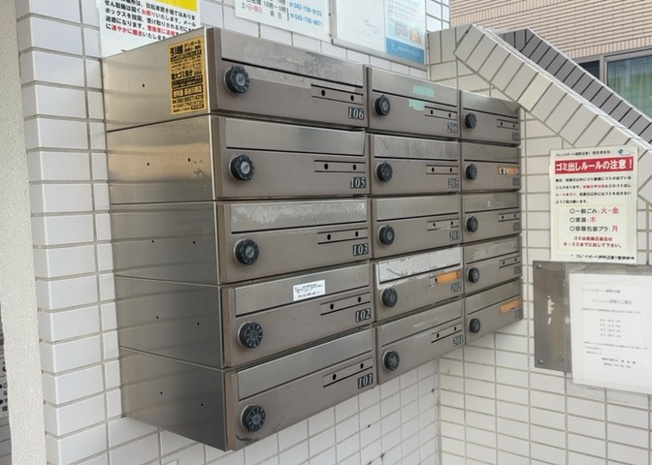 【設備】 | フレンドポート淵野辺Ⅰ | エントランス付近に設置されている集合ポストは、住んでいる部屋と離れているため、ポストをあさるなど誰かに何かされていても被害に気づきにくいです。入居する時には他人に特定されにくい番号で鍵をかけましょう！
