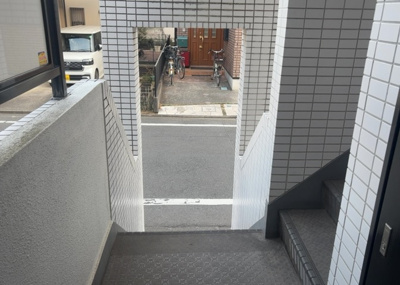 【ロビー】 | フレンドポート淵野辺Ⅰ | ロビーというと、エントランスと何がちがうの？と思いますよね。実はロビーとエントランスには明確な決まりはありません。物件によっては、エントランスを入って広がるある程度の広さのある空間がロビーとなります。