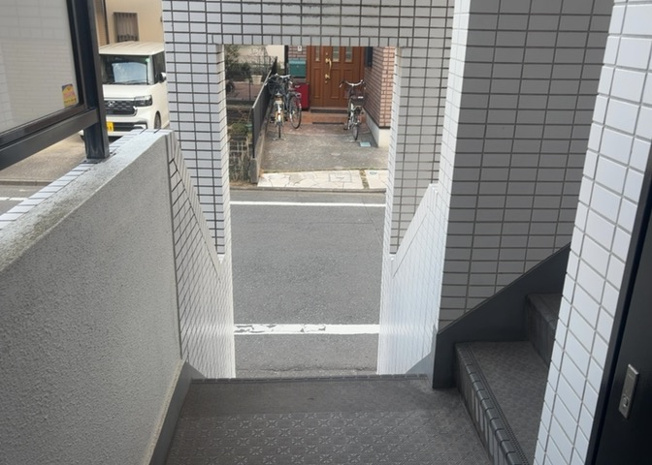 【ロビー】 | フレンドポート淵野辺Ⅰ | ロビーというと、エントランスと何がちがうの？と思いますよね。実はロビーとエントランスには明確な決まりはありません。物件によっては、エントランスを入って広がるある程度の広さのある空間がロビーとなります。