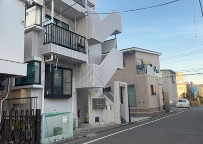 【外観】 | フレンドポート淵野辺Ⅰ | 隣家の土地はどうなっているのか、生活利便施設が近くにあるのか、学校まで近いかなど、お客様のライフスタイルにあわせたイメージが重要です。また、近くにあると困る施設が近くにないかも確認するといいでしょう。
