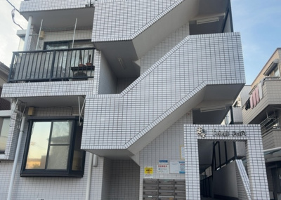 【現況写真】 | フレンドポート淵野辺Ⅰ | 道幅が広い場所は日当たりや風通が良好です。幅が広いのですれ違いも可能ですし大きな車でも駐車可能！一方で、大型車が通ることも多くなるため交通量の増加により騒音に繋がります。また土地の値段が高くなります。