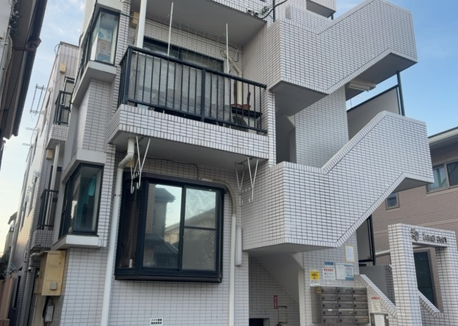 【構造・工法・仕様】 | フレンドポート淵野辺Ⅰ | ＲＣ造、Reinforced Concreteは直訳すると補強されたコンクリートです。主に柱や梁・床・壁が鉄筋とコンクリートで構成おり、鉄筋を組んだ型枠にコンクリートを流し込んで固めたものを指します。