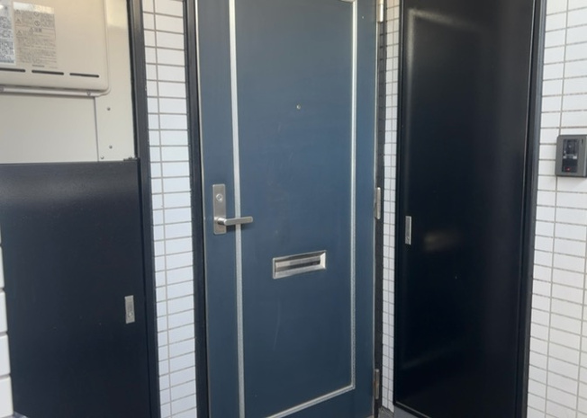 【玄関】 | フレンドポート淵野辺Ⅰ | 玄関は家の顔でもあり、家族以外の目にも止まる場所です。玄関は外との間を仕切る扉、靴などをしまっておく収納スペース、靴脱ぎのたたきスペース、来客とのやり取りをするドアホンなど複数のアイテムからなります。