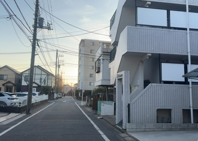 【外観】 | フレンドポート淵野辺Ⅰ | 外観はマンション管理がされているかの目安になります。築年数が古いと、壁面は劣化してひび割れが生じることも！建物が古びていても細かいところが修繕されていると、きちんと管理されているなぁと感じるでしょう。