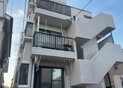 【バルコニー】 | フレンドポート淵野辺Ⅰ | 一般的なバルコニーは、奥行1.5ｍ程ですが、ワイルドバルコニーは2ｍまで広がっています。そのため洗濯物の間隔をあけ干すことができ、乾きやすいというメリットや、ガーデニングが楽しめる等の特徴があります。