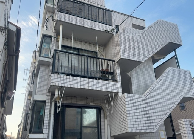 【バルコニー】 | フレンドポート淵野辺Ⅰ | 一般的なバルコニーは、奥行1.5ｍ程ですが、ワイルドバルコニーは2ｍまで広がっています。そのため洗濯物の間隔をあけ干すことができ、乾きやすいというメリットや、ガーデニングが楽しめる等の特徴があります。