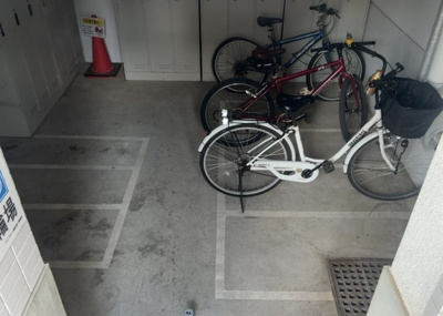 【駐車場】 | フレンドポート淵野辺Ⅰ | 車一台あたりに必要なスペースは、標準サイズの普通自動車で横幅2m50cm、長さ5mは必要になります。ただし、乗降のことも考慮して横幅3m30cm、長さ5m50cmほどは確保できるところを選びましょう。