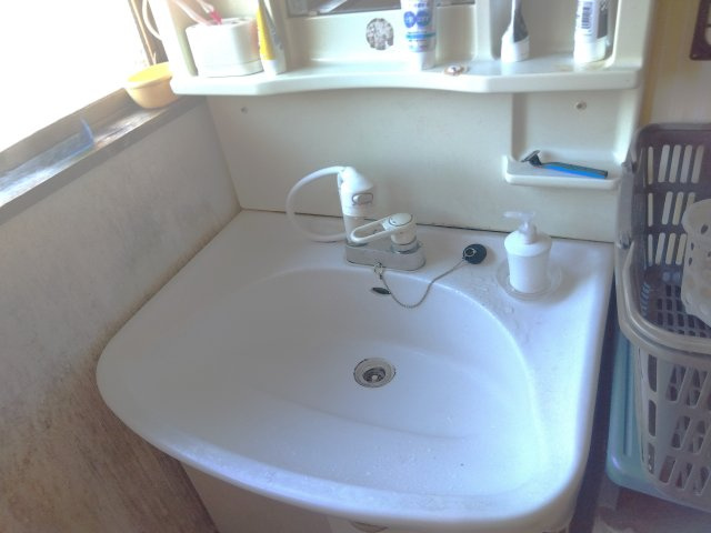 売中古戸建　富士市富士見台3丁目の独立洗面台|独立洗面台があるので収納スペースも多くあります。鏡もあるので朝の支度にも便利です。