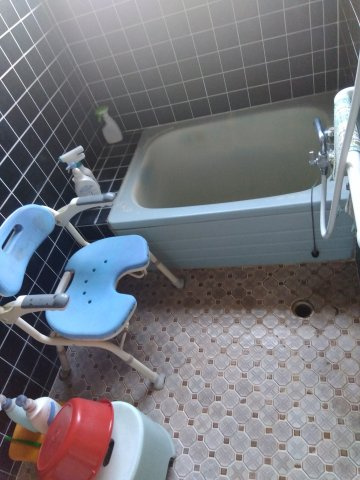 売中古戸建　富士市富士見台3丁目の浴室|窓があるので明るい室内です。浴槽の横にシャンプーを置いたり出来て便利です。