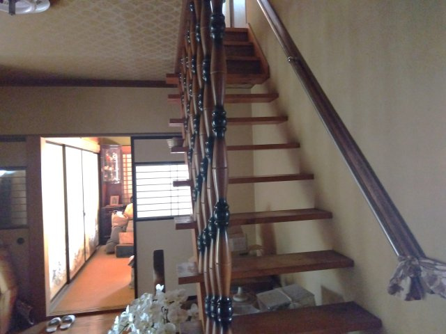 売中古戸建　富士市富士見台3丁目の内装|スケルトン階段です。オシャレで解放感があります。風通しも良くなっています。