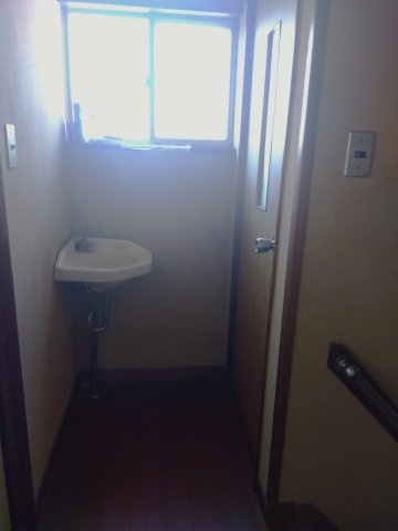 売中古戸建　富士市富士見台3丁目のトイレ|2階のトイレ前にも手洗いスペースがあり、衛生面にも配慮されています。