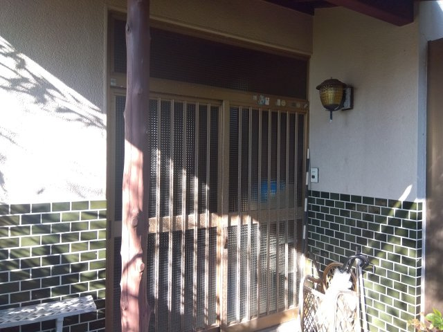 売中古戸建　富士市富士見台3丁目の玄関|玄関は引き戸なので荷物の出し入れが楽です。風の入れ替えも出来て便利です。