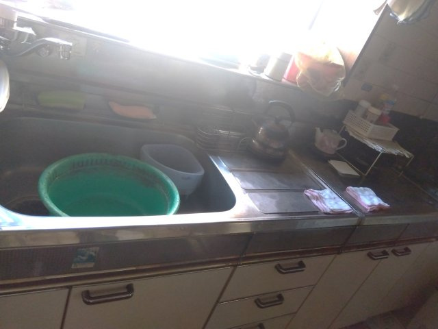 売中古戸建　富士市富士見台3丁目のキッチン|キッチンには窓があり明るく開放的です。調理スペースが広々としているので楽しくお料理出来ますね。