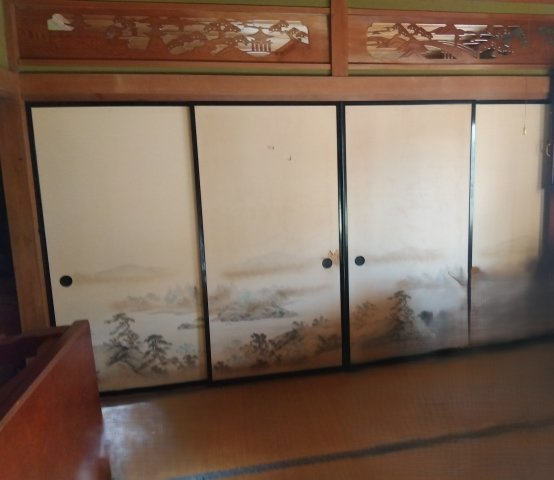 売中古戸建　富士市富士見台3丁目の居間・リビング|大きな窓から陽光が注ぎます。開け閉めで空間を自由に仕切り広さを調整できる柔軟な設計になっています。