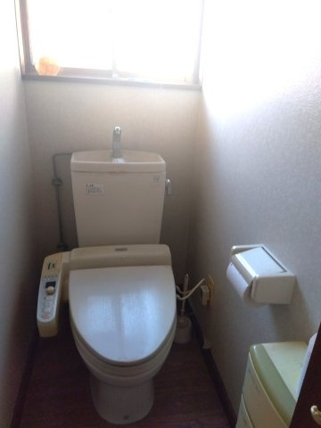 売中古戸建　富士市富士見台3丁目のトイレ|トイレには窓があり明るい室内です。コンパクトな設計で空間を広く感じさせるデザインになっています。