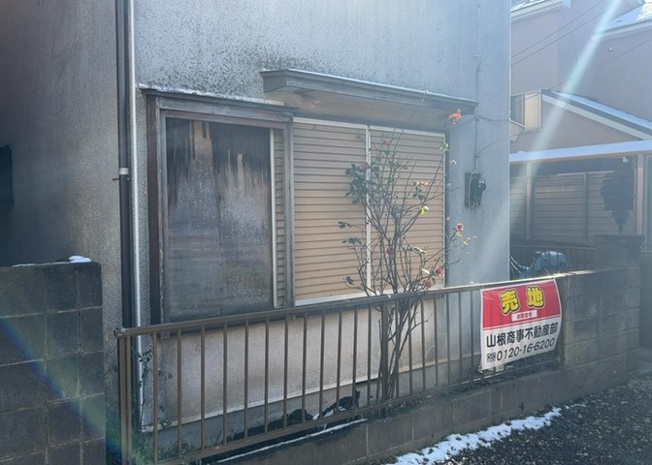 【外観】 | 家を建てる場合、方位は要チェックです。現実的に日当たりのよい家ならばリビングは南側、建築基準法でも北側に当たる家への配慮は求められています。土地を見学に行く際は、方位磁針を持って行くようにしましょう。