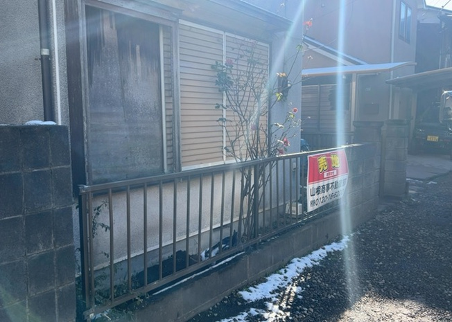 【外観】 | 土地を買う際、住む地域の自治体や福祉の補助制度にも注目してみましょう。子供や老人の医療補助やゴミ出しのルールなど、自治体によってルールに大きな違いがあるため、暮らしやすい土地で判断するとよいでしょう。