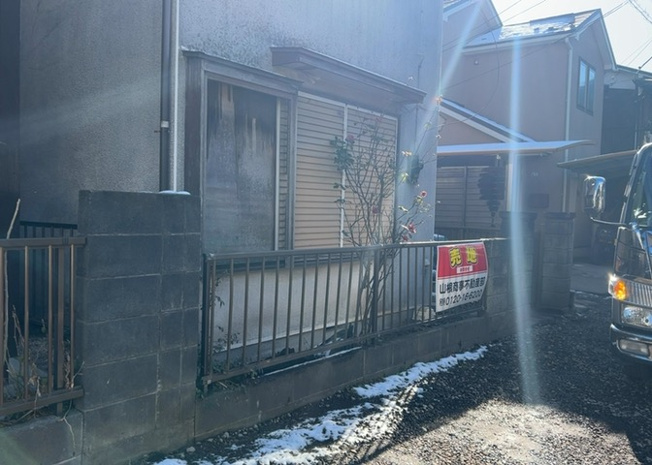 【外観】 | 土地の前の道路に消火栓が設置されていることがあります。この場合、道路交通法第45条第1項により、駐車禁止の場所が指定されています。そのため、車庫などの駐車スペースをつくることができない場合があります。