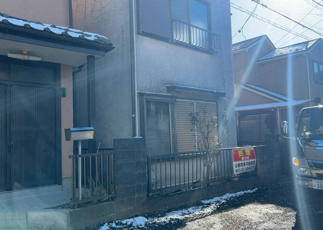 【外観】 | 現地に行くなら、物件の周囲の地形がどうなっているかを見ることも大切です。周辺より低くなっている土地では、大雨などで水が集まりやすいため、地盤が弱くなっているということも考えられるため、注意が必要です。