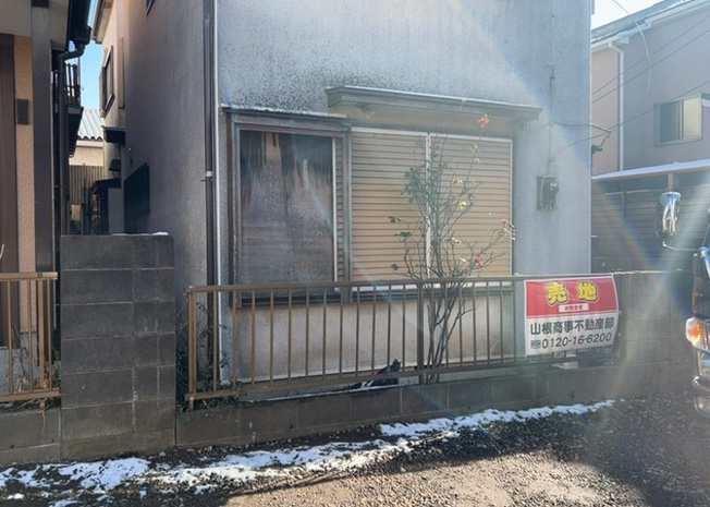 【外観】 | 隣家の土地はどうなっているのか、生活利便施設が近くにあるのか、学校まで近いかなど、お客様のライフスタイルにあわせたイメージが重要です。また、近くにあると困る施設が近くにないかも確認するといいでしょう。