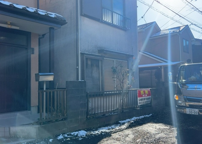 【外観】 | 人が暮らすうえで日光は大切な要素となります。日当たりの良さは譲れないポイントですね。併せて近くに大きな建築物の建築予定がないか、あるいはそれが可能な土地が近くにないか事前に確認することもお勧めします。