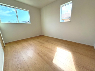 【洋室】 | 東広島市黒瀬樽原東2丁目　限定1棟 | 2階　洋室×3　収納付きでお部屋がスッキリ広く使えます。　
