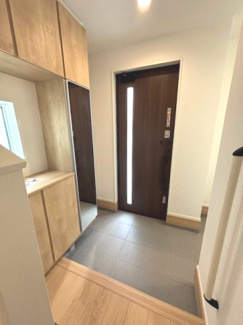 【玄関】 | 東広島市黒瀬樽原東2丁目　限定1棟 | シューズボックスが設置されており、家族の靴がスッキリ収納できます☆