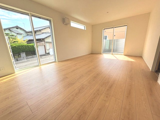 【居間・リビング】 | 東広島市黒瀬樽原東2丁目　限定1棟 | 大きな窓が設置された18帖リビング☆対面式のキッチンでリビングが見渡せるので、お子様やご家族の様子が見えて安心です♪