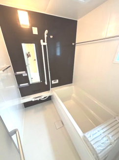 【浴室】 | 東広島市黒瀬樽原東2丁目　限定1棟 | ゆったりした浴槽は、足を伸ばしてゆったり湯船につかることができます。
浴室換気乾燥機付きでカビ予防やヒートショック予防に安心です☆