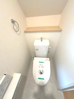 【トイレ】 | 東広島市黒瀬樽原東2丁目　限定1棟 | シンプルなデザインはお掃除やしやすく衛生的。温水洗浄便座付き　トイレ×２