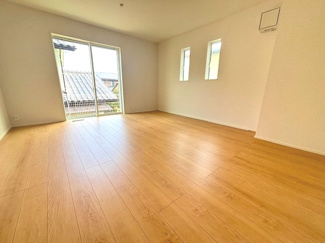 【居間・リビング】 | 廿日市市阿品台3（阿品駅）全2区画　NO2 | 大きな窓が設置された16帖リビング☆対面式のキッチンでリビングが見渡せるので、お子様やご家族の様子が見えて安心です♪