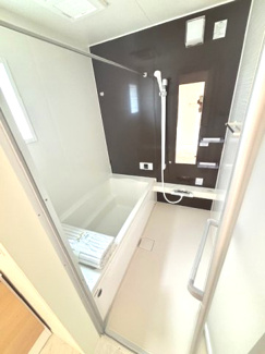 【浴室】 | 廿日市市阿品台3（阿品駅）全2区画　NO2 | ゆったりした浴槽は、足を伸ばしてゆったり湯船につかることができます。
浴室換気乾燥機付きで雨や夜のお洗濯にも大活躍♪