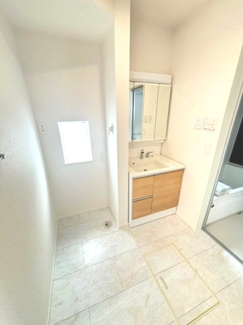 【独立洗面台】 | 廿日市市阿品台3（阿品駅）全2区画　NO2 | 三面鏡付きの洗面台は、メイクもドライヤーも余裕のスペースです☆