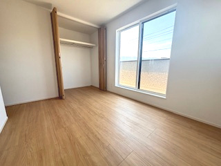 【洋室】 | 佐伯区藤垂園（五日市駅）全3区画　NO1【外構込み】 | 3階　洋室×3　収納付きでお部屋がスッキリ広く使えます。　