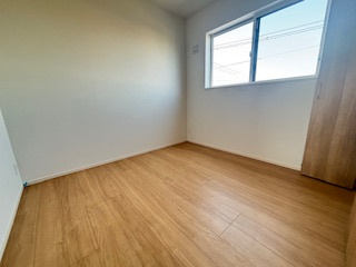 【洋室】 | 佐伯区藤垂園（五日市駅）全3区画　NO1【外構込み】 | 3階　洋室×3　収納付きでお部屋がスッキリ広く使えます。　
