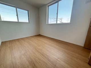 【洋室】 | 佐伯区藤垂園（五日市駅）全3区画　NO1【外構込み】 | 3階　洋室×3　収納付きでお部屋がスッキリ広く使えます。
